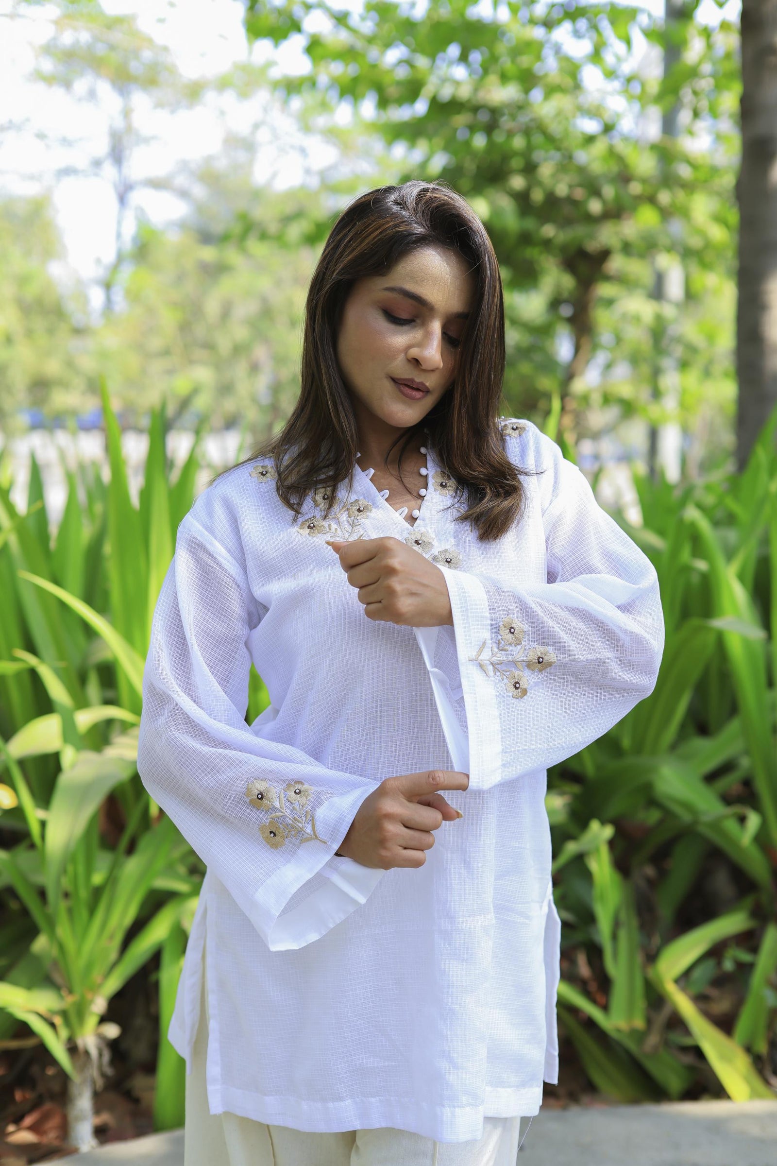 The Omna White vana kota kurta set