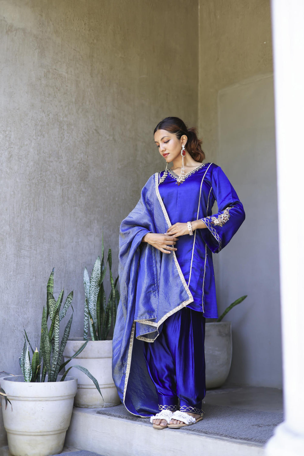 The Omna Women Meher Farshi set