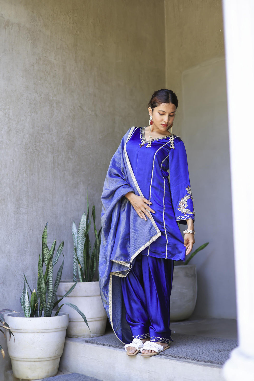 The Omna Women Meher Farshi set
