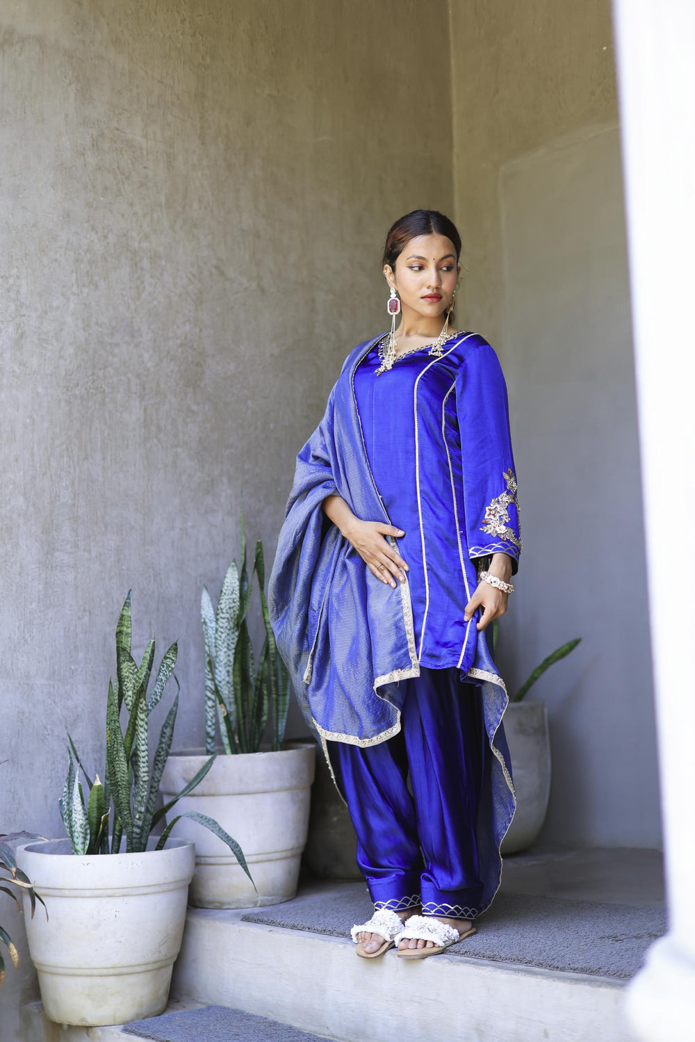 The Omna Women Meher Farshi set