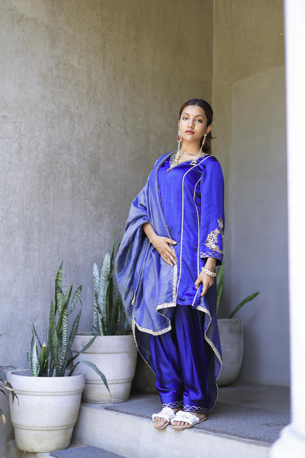 The Omna Women Meher Farshi set