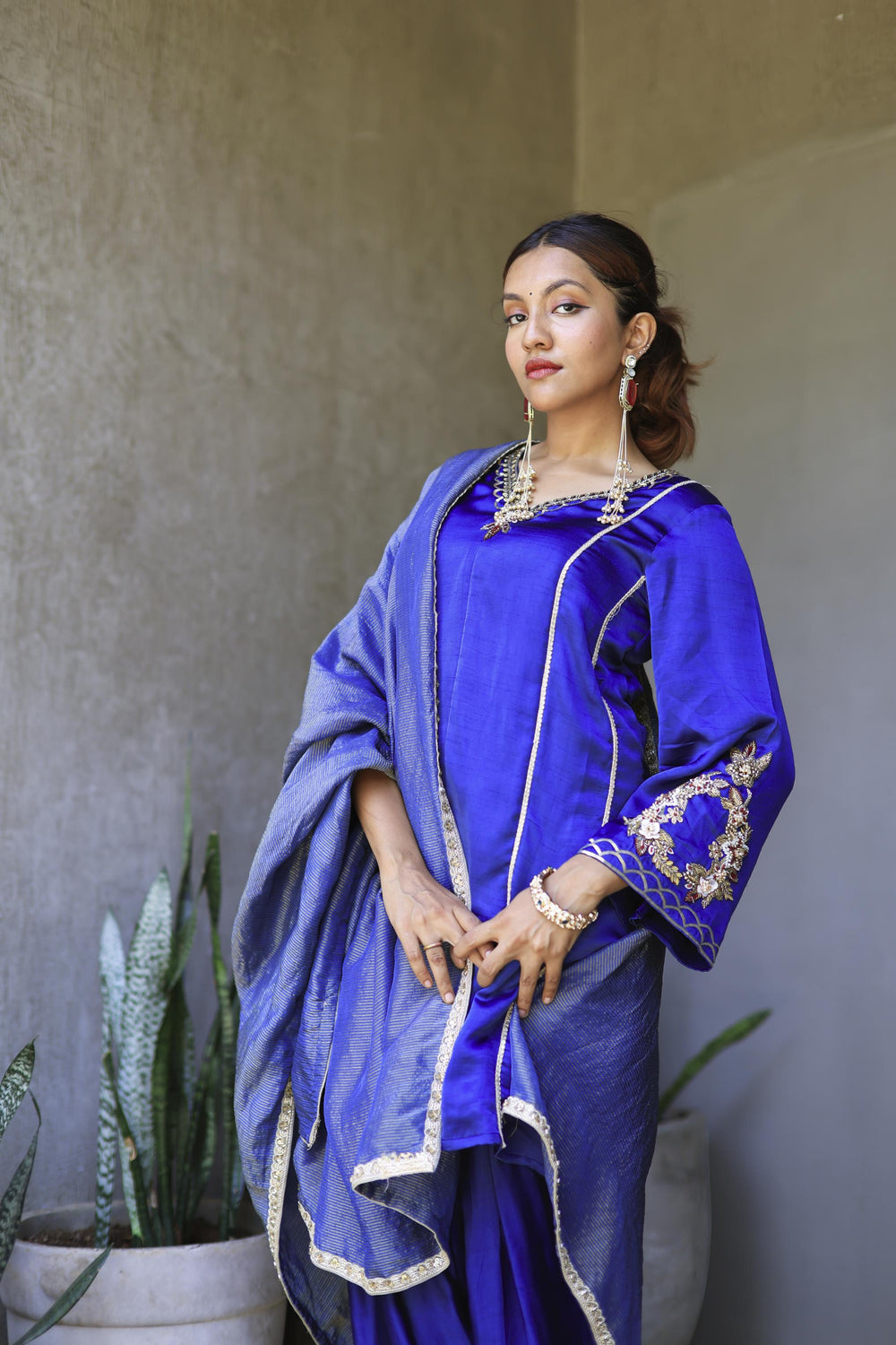 The Omna Women Meher Farshi set