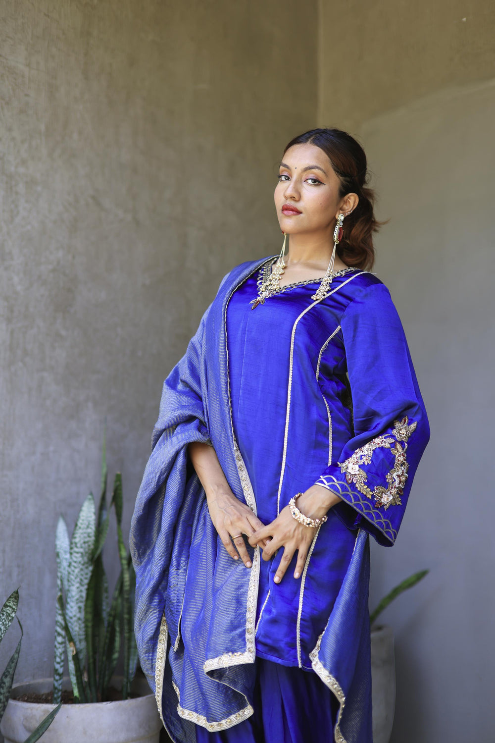 The Omna Women Meher Farshi set