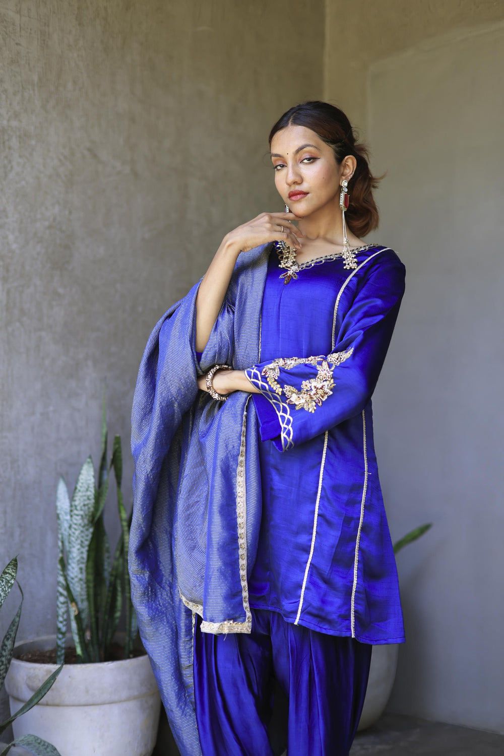 The Omna Women Meher Farshi set