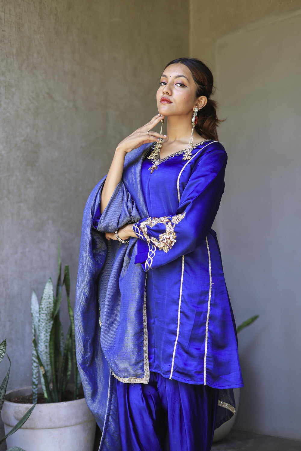 The Omna Women Meher Farshi set