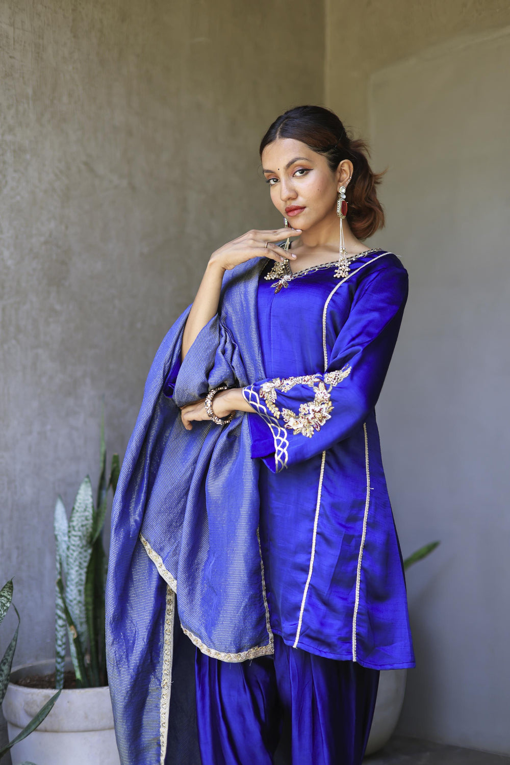 The Omna Women Meher Farshi set