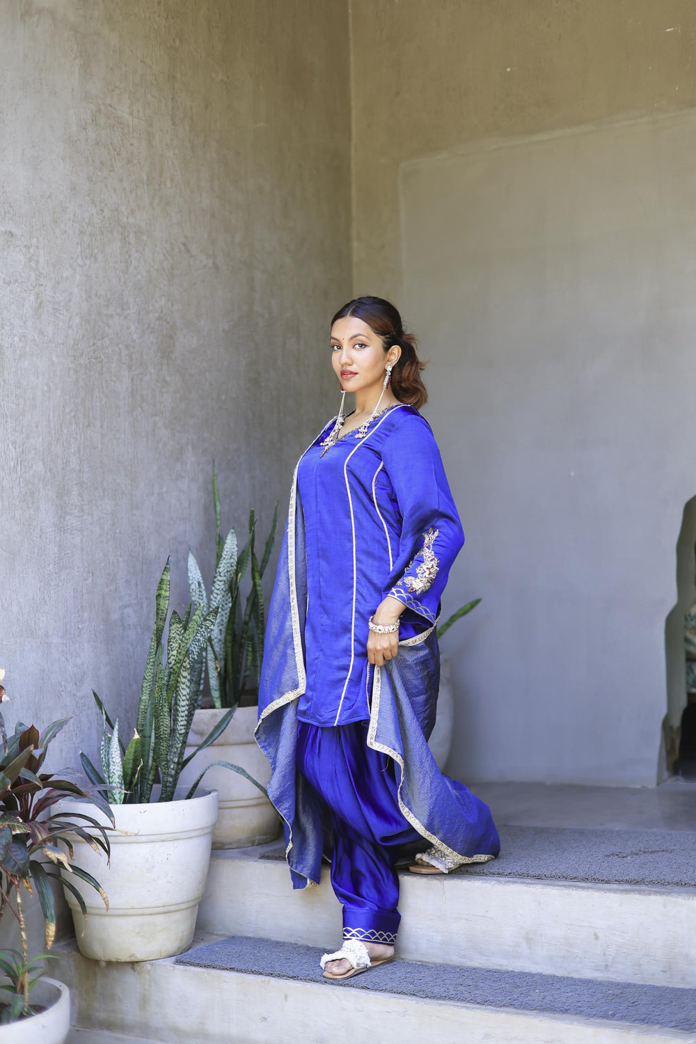 The Omna Women Meher Farshi set
