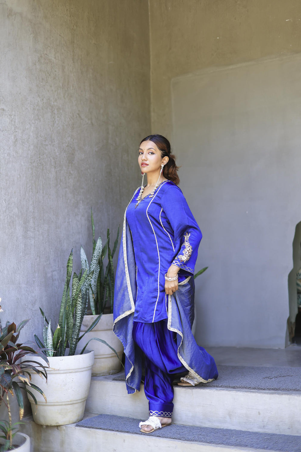 The Omna Women Meher Farshi set