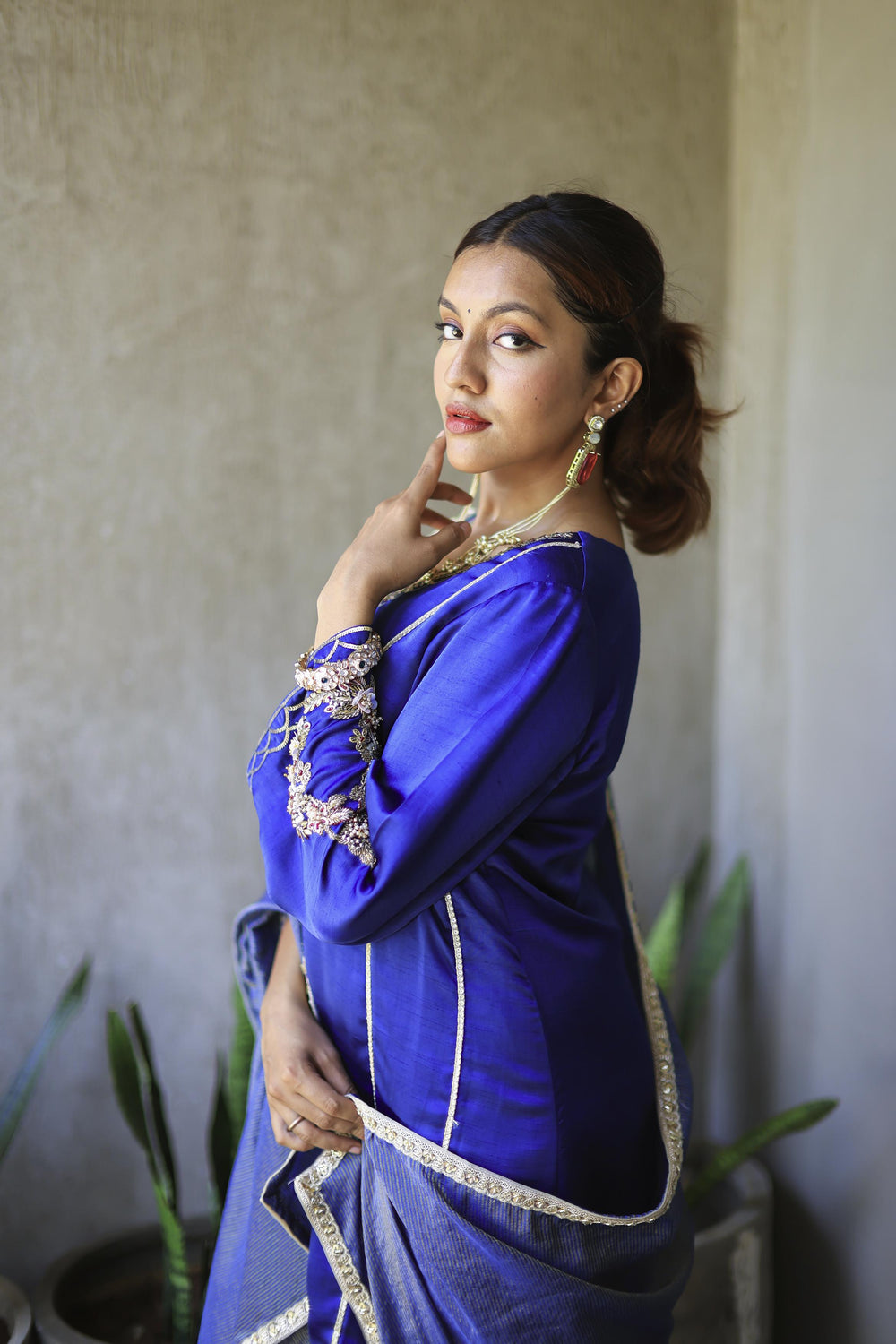 The Omna Women Meher Farshi set