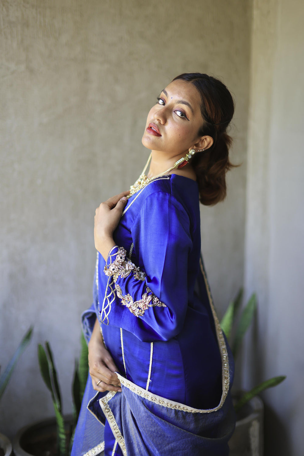 The Omna Women Meher Farshi set