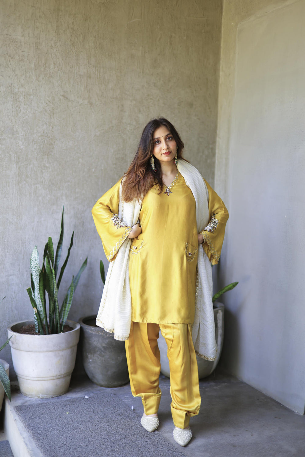 The Omna Women Meher Farshi set