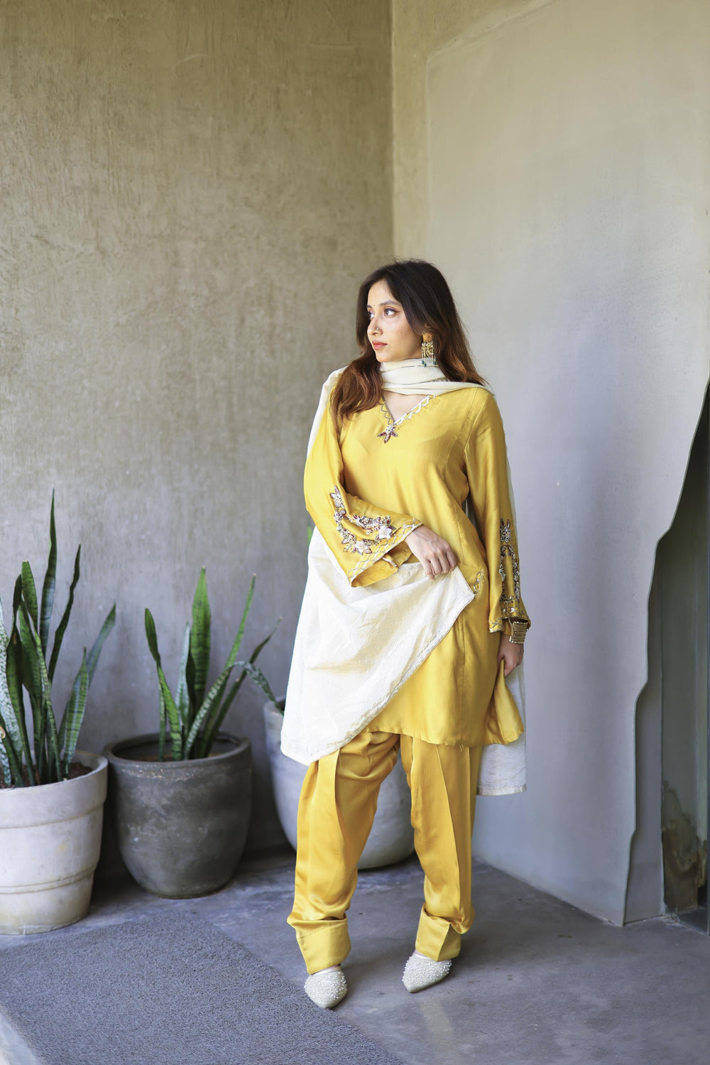 The Omna Women Meher Farshi set