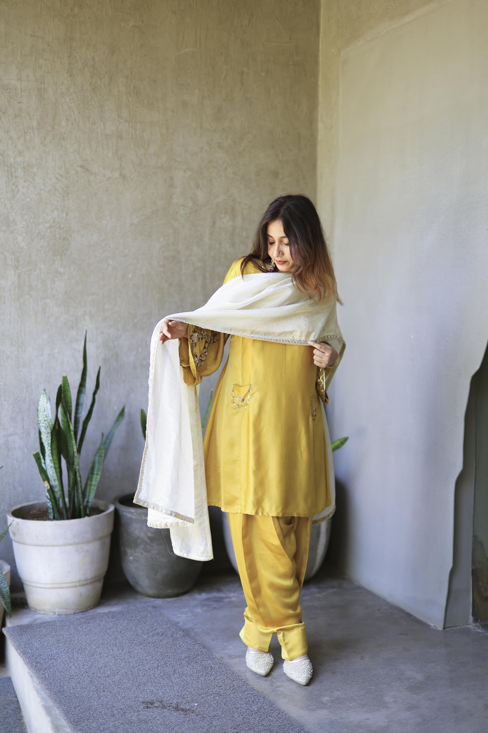 The Omna Women Meher Farshi set