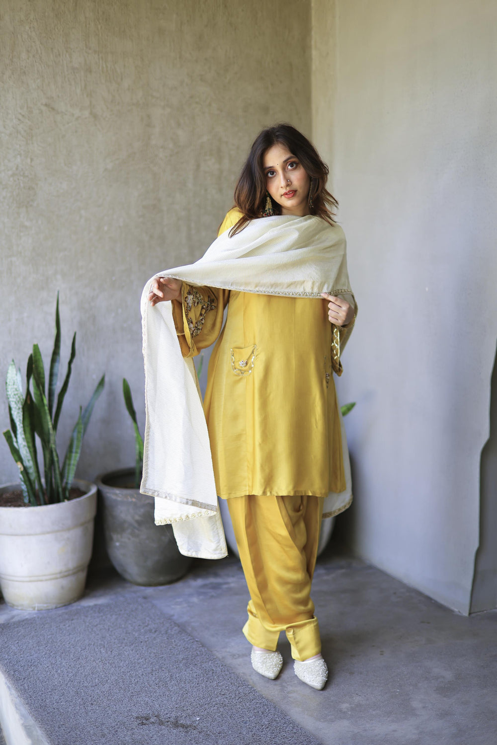 The Omna Women Meher Farshi set