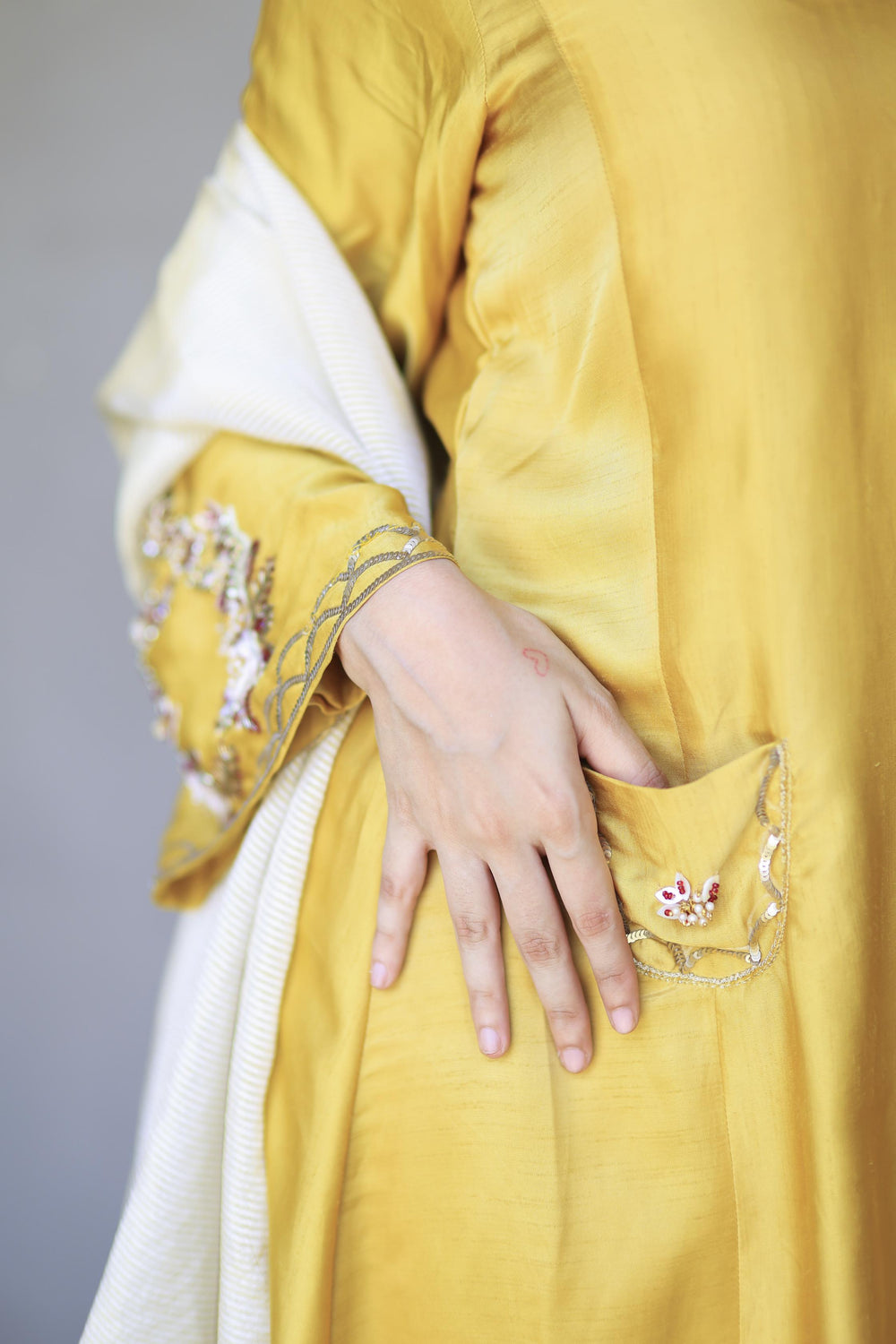 The Omna Women Meher Farshi set