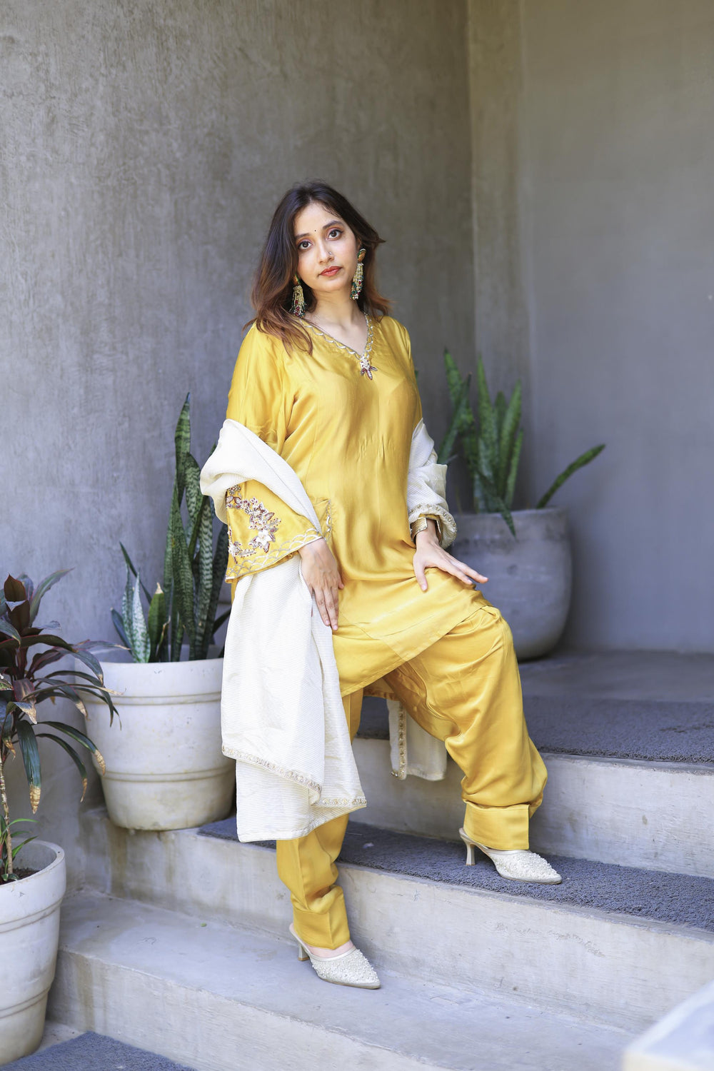 The Omna Women Meher Farshi set
